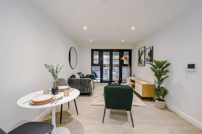 2 Bedroom Flat To Rent In Crossings, Park Green, Macclesfield SK11