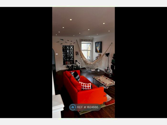 2 Bedroom Maisonette To Rent In Boundary Road, London, SW19