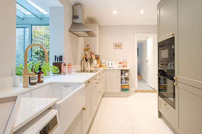2 Bedroom Flat For Sale In Eburne Road, London, N7
