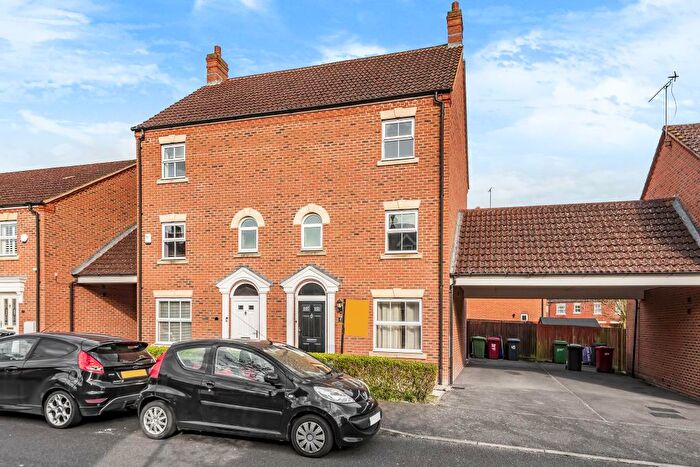 4 Bedroom Town House To Rent In Slough, Berkshire, SL3