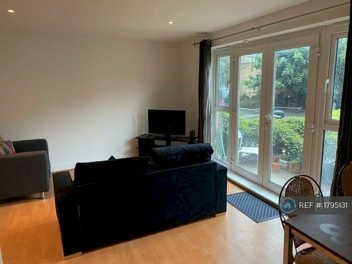 2 Bedroom Flat To Rent In Morton Close, London, E1