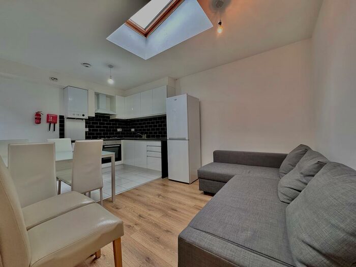 3 Bedroom Flat To Rent In Clapham, SW12