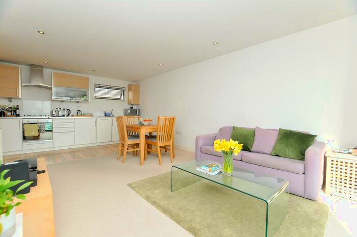 2 Bedroom Flat For Sale In Green Lanes, London, N4