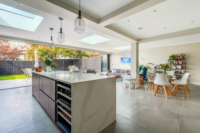 4 Bedroom Detached House To Rent In Park Close, Gladstone Park, London, NW2