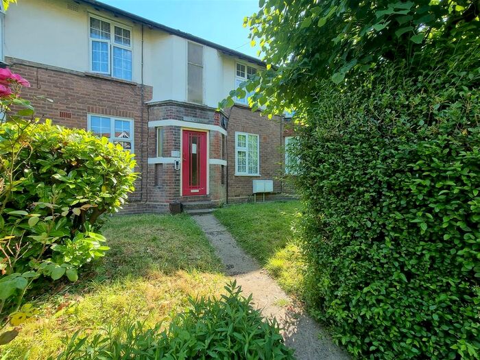 2 Bedroom Flat To Rent In Meadowcroft Road, Palmers Green, London, N13