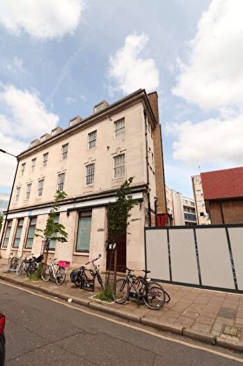 3 Bedroom Flat To Rent In King Edward's Road, London, E9