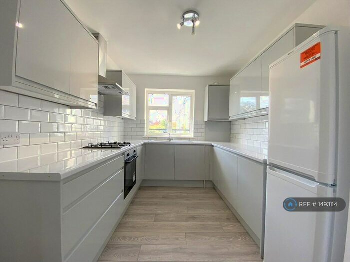 3 Bedroom Flat To Rent In South Lane, New Malden, KT3