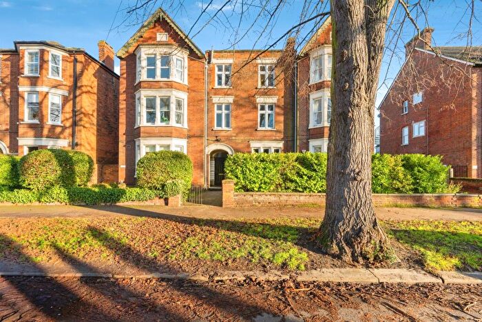 2 Bedroom Apartment For Sale In Bushmead Avenue, Bedford, MK40