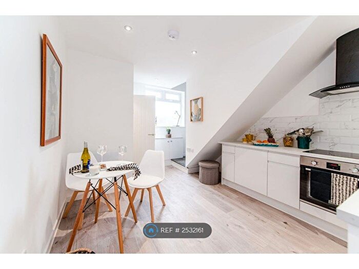 1 Bedroom Flat To Rent In Hunters Lane, Oldham, OL1