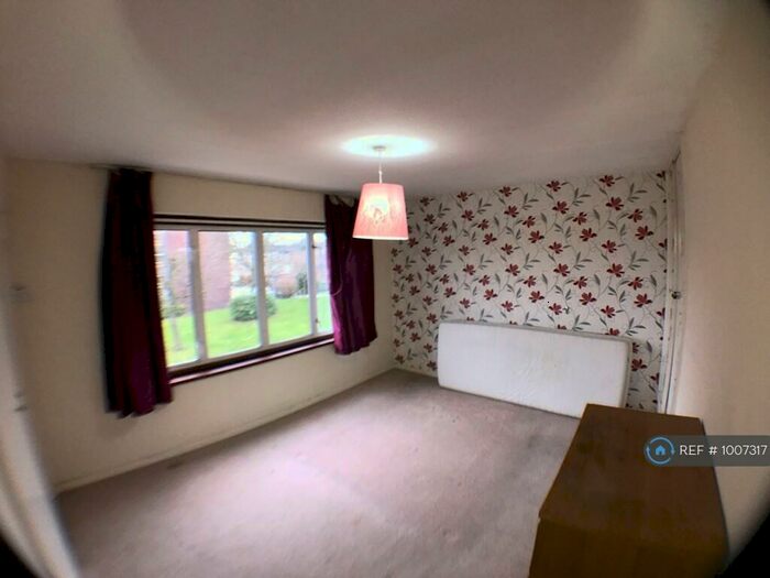 2 Bedroom Maisonette To Rent In Turnpike Link, Croydon, CR0