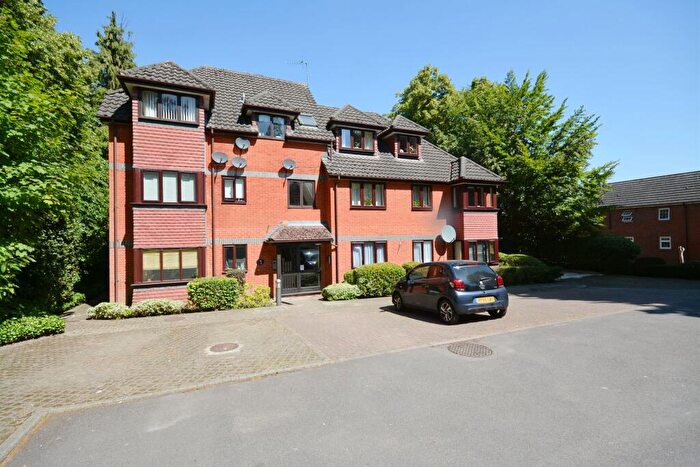 2 Bedroom Flat To Rent In Crowthorne Lodge, Crowthorne Road, Bracknell, RG12