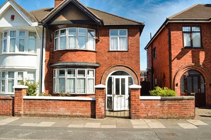 3 Bedroom Semi Detached House For Sale In Dixon Drive, Stoneygate, Leicester, LE2