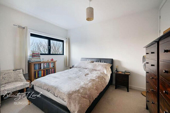 2 Bedroom Flat For Sale In Drayton Park, London, N5
