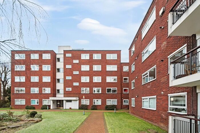 2 Bedroom Flat To Rent In The Fountains, Ballards Lane, N3