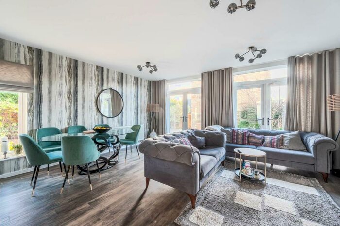 3 Bedroom Detached House To Rent In Hera Avenue, High Barnet, Barnet, EN5