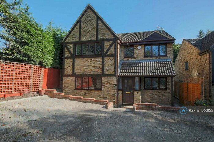 4 Bedroom Detached House To Rent In Underhill Close, Maidenhead, SL6