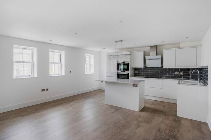 2 Bedroom Flat For Sale In Albion Road, Reigate, RH2