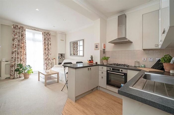 1 Bedroom Flat For Sale In Blythe Road, Brook Green, W14