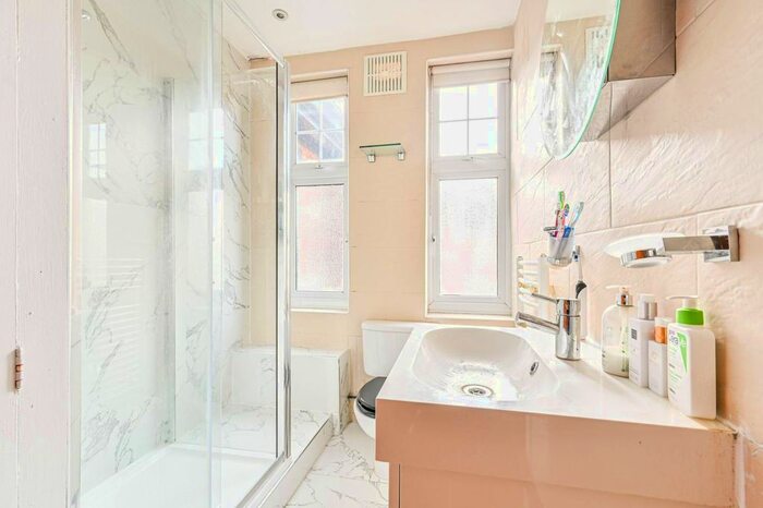 2 Bedroom Flat To Rent In Thorncliffe Court, Clapham Park, London, SW4