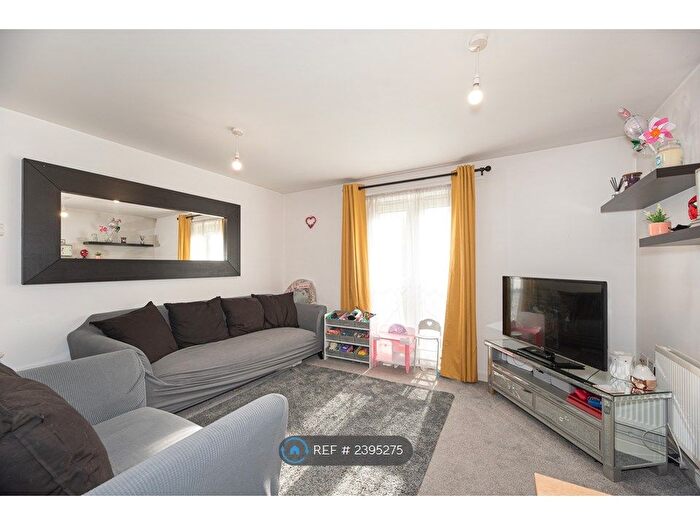 2 Bedroom Flat To Rent In Bessemer Close, Basildon, SS16