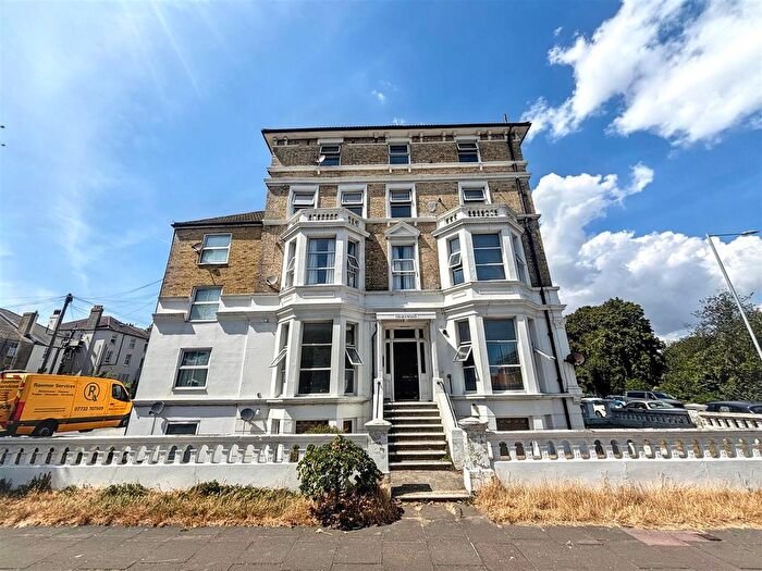 2 Bedroom Flat For Sale In The Avenue, Eastbourne, BN21