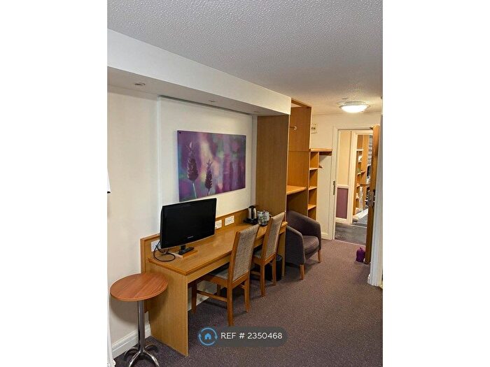 Studio To Rent In Gravesham, Singlewell, DA12