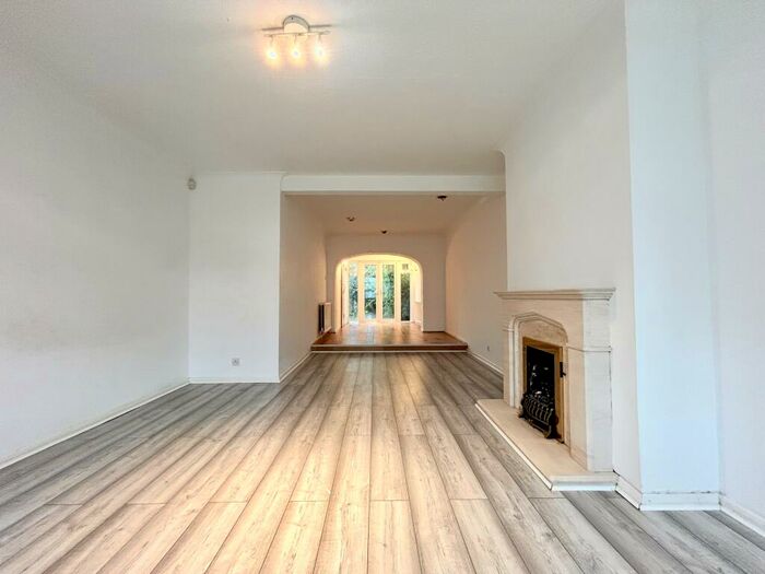 5 Bedroom Semi-Detached House To Rent In Gothic Close, Dartford, DA1