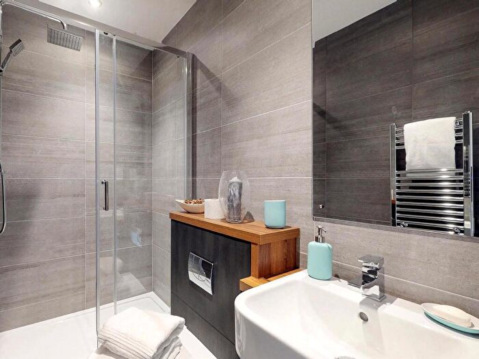 Apartment To Rent In Apt, Onyx Residence #, S2