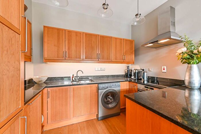 2 Bedroom Flat To Rent In Bolingbroke Grove, Wandsworth Common, London, SW11