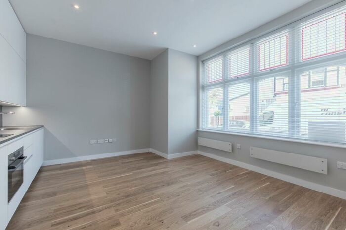 Flat To Rent In Flat Heathfield Park, NW2