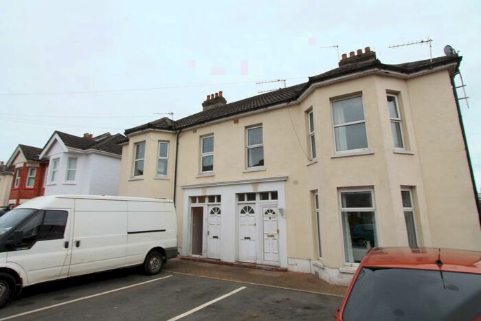 3 Bedroom Flat To Rent In Malmesbury Park Road, , Bournemouth, BH8