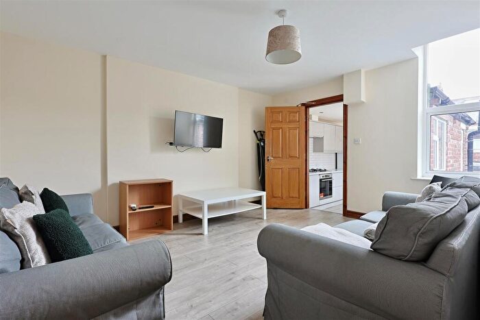 6 Bedroom Maisonette To Rent In Wolseley Gardens, Newcastle Upon Tyne, NE2