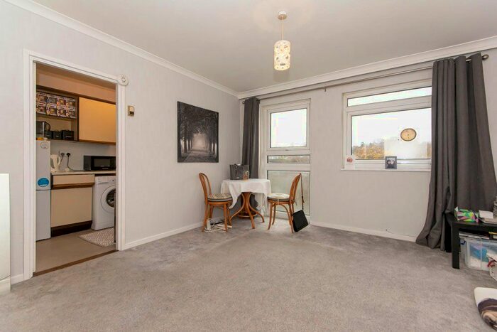 1 Bedroom Flat To Rent In Woodpecker Mount, Pixton Way, Croydon, CR0