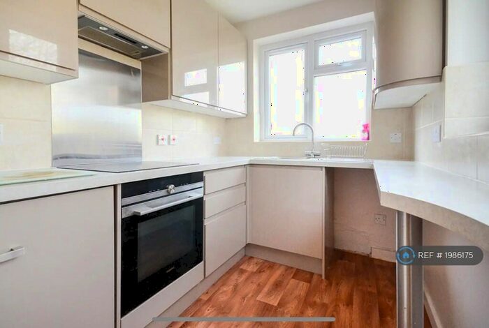 2 Bedroom Flat To Rent In Brook Court, Southampton, SO16