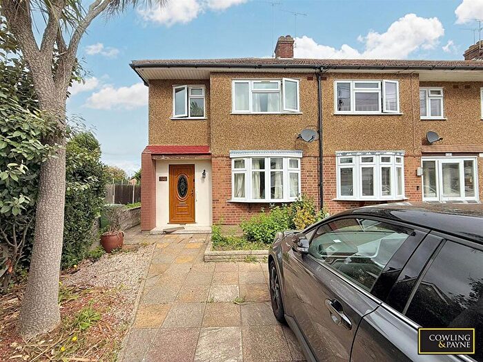 3 Bedroom Semi-Detached House For Sale In Bruce Grove, Wickford, SS11