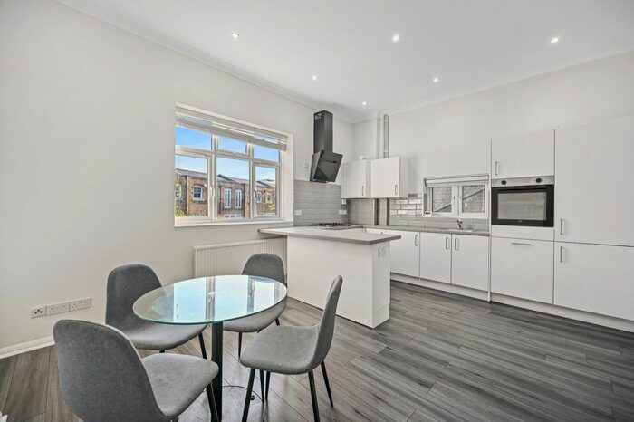 3 Bedroom Flat To Rent In Percy Road, Shepherds Bush, London, W12