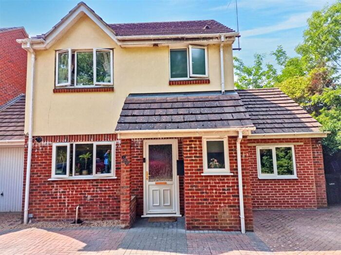 3 Bedroom Detached House For Sale In Bramingham Road, Luton, LU3