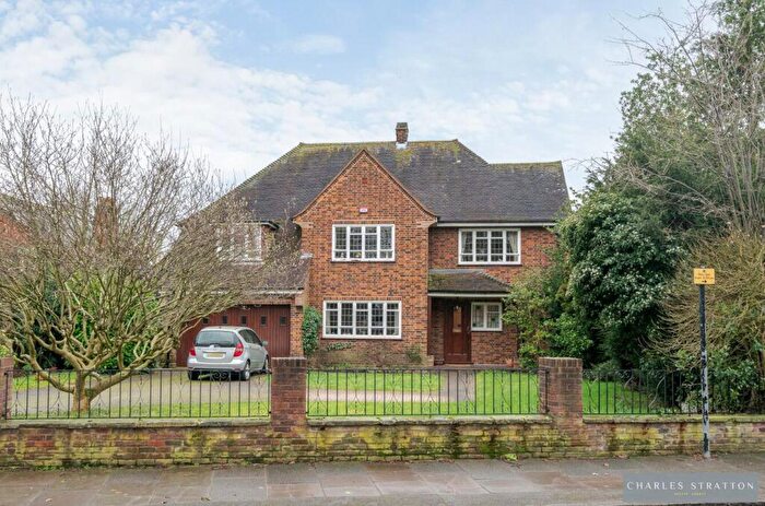 5 Bedroom Detached House For Sale In Heath Drive, Romford, RM2