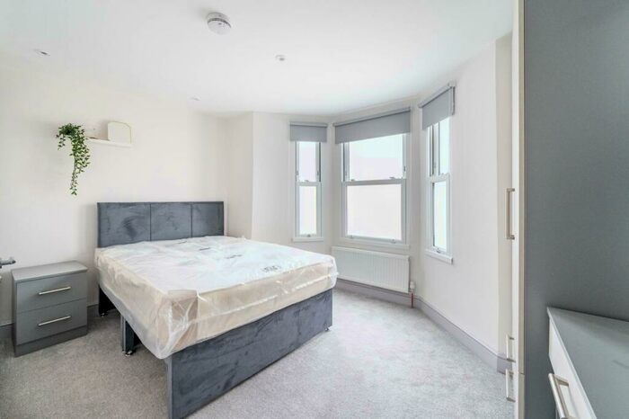 2 Bedroom Flat To Rent In Taybridge Road, Clapham Common North Side, London, SW11