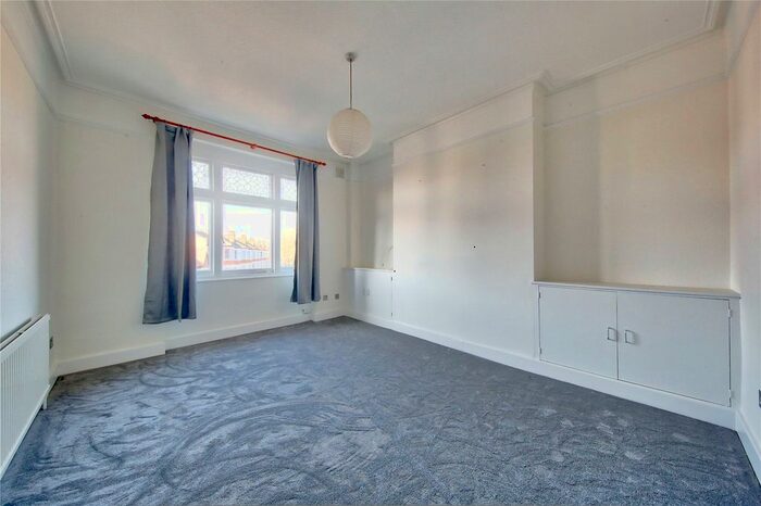 3 Bedroom Flat To Rent In Elms Crescent, London, SW4