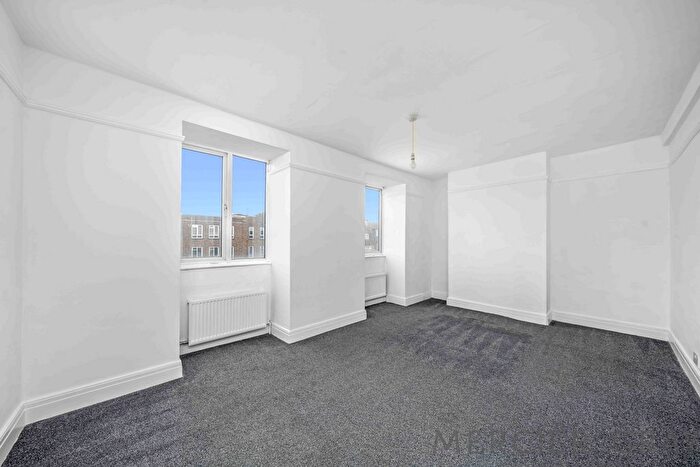 3 Bedroom Flat To Rent In Darkes Lane, Potters Bar, EN6