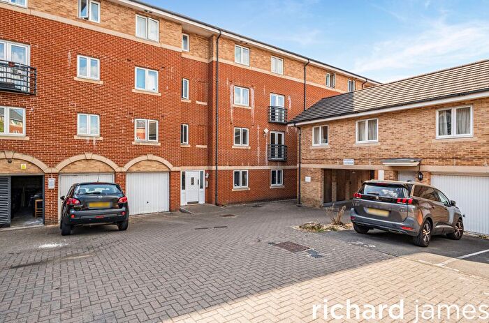 2 Bedroom Flat For Sale In Saltash Road, Rodbourne, Swindon, SN2