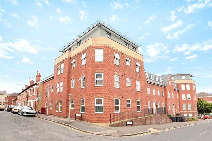 2 Bedroom Flat To Rent In East View Place, East Street, Reading, Berkshire, RG1