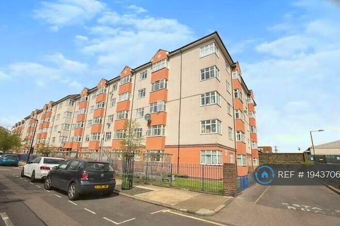 3 Bedroom Flat To Rent In Oban House, London, E14
