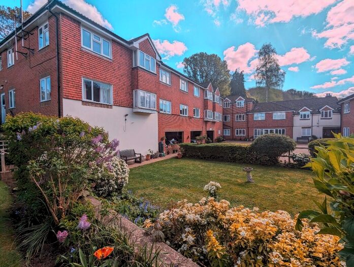 1 Bedroom Flat To Rent In Town End Street, Godalming, Surrey, GU7