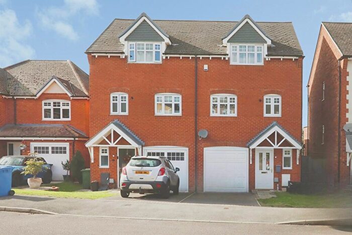 3 Bedroom Semi-Detached House For Sale In Bracken Way, Harworth, Doncaster, DN11