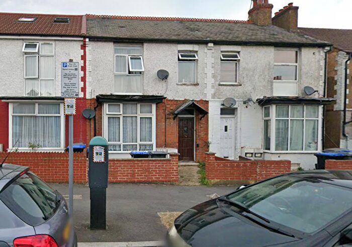 2 Bedroom Maisonette For Sale In Eton Avenue, Wembley, HA0