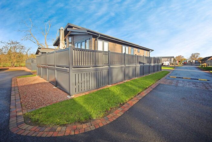 2 Bedroom Park Home For Sale In Tiddington Road, Stratford-Upon-Avon, CV37