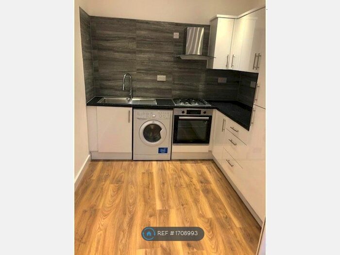 2 Bedroom Flat To Rent In Dickenson Road, Manchester, M13