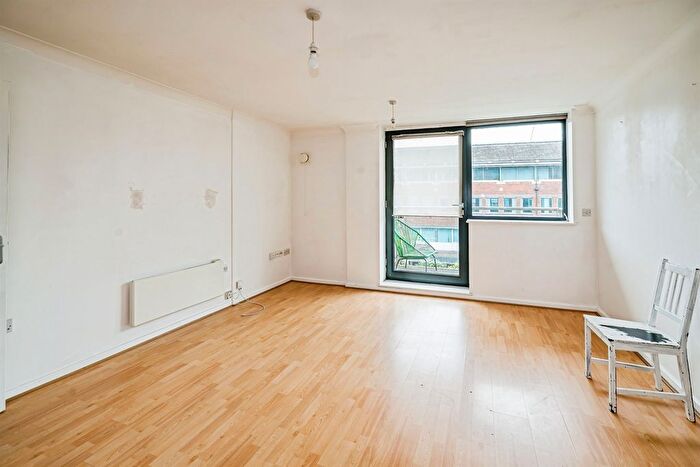 1 Bedroom Flat For Sale In Bath Road, Slough, SL1